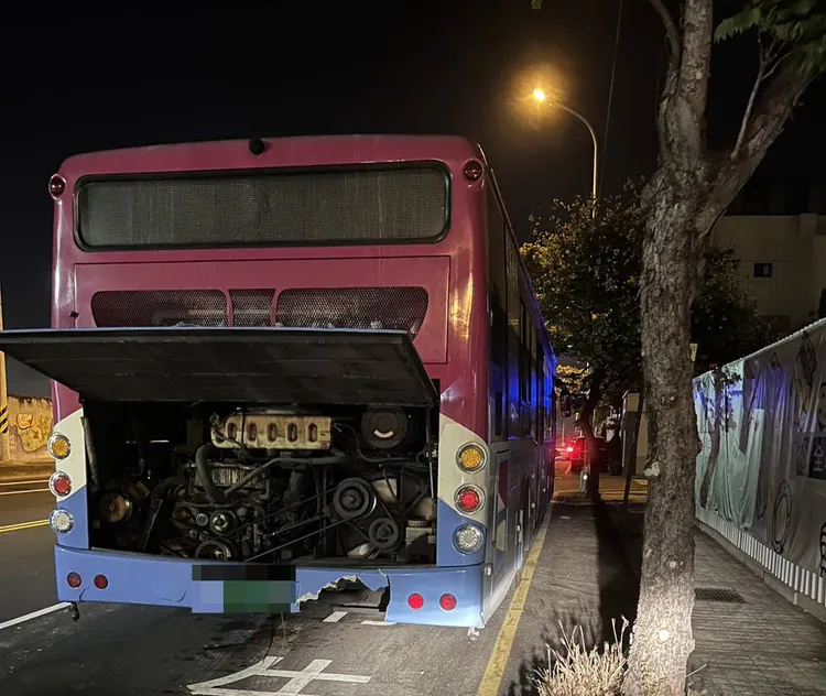 客運司機開啟引擎蓋並放置三角錐，營造拋錨假象。讀者提供