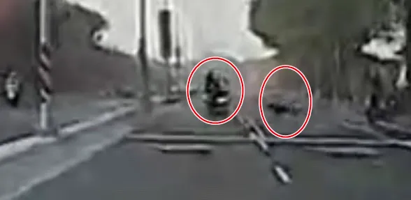 辣妹看到右側有狗追出來，車身往中央傾斜。翻攝臉書爆廢公社二館