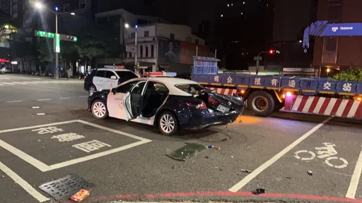 高雄警車深夜執勤遭貨車撞　車尾被撞爛、1警頭暈送醫