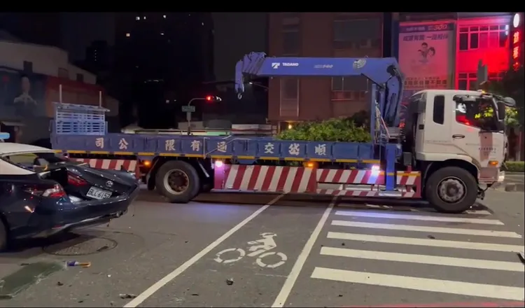 今清晨一輛貨車撞上警方巡邏車，造成警車車尾毀損、員警頭暈。讀者提供