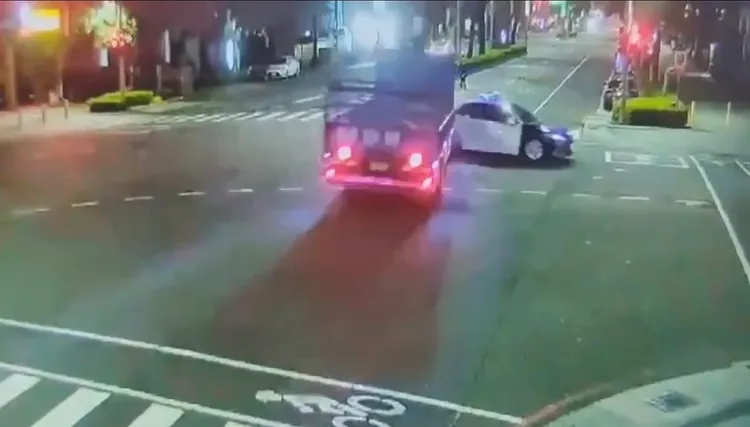今清晨一輛貨車撞上警方巡邏車。讀者提供