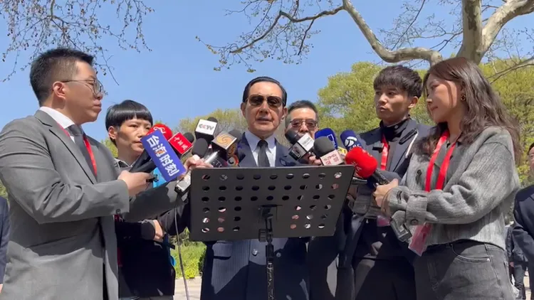 馬英九謁陵後接受中港台記者聯訪。馬辦提供