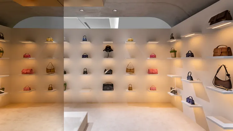 由56個展架所堆疊而成的配件牆，更是誘人手滑的危險領域。ART HAUS提供