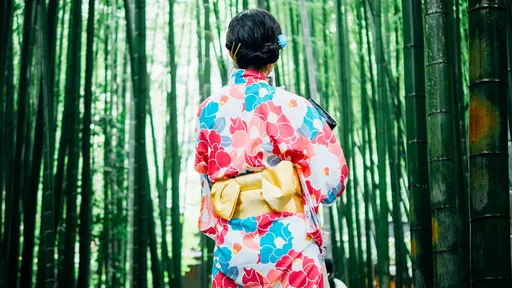 單親媽逼高中兒「亂倫性愛」1周2次　他自慰躲嘿咻！卻被口愛到忍不住