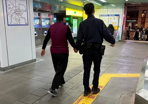 一覺醒來枕邊人消失了!北市翁焦急報案 暖警尋人將老婦牽回來