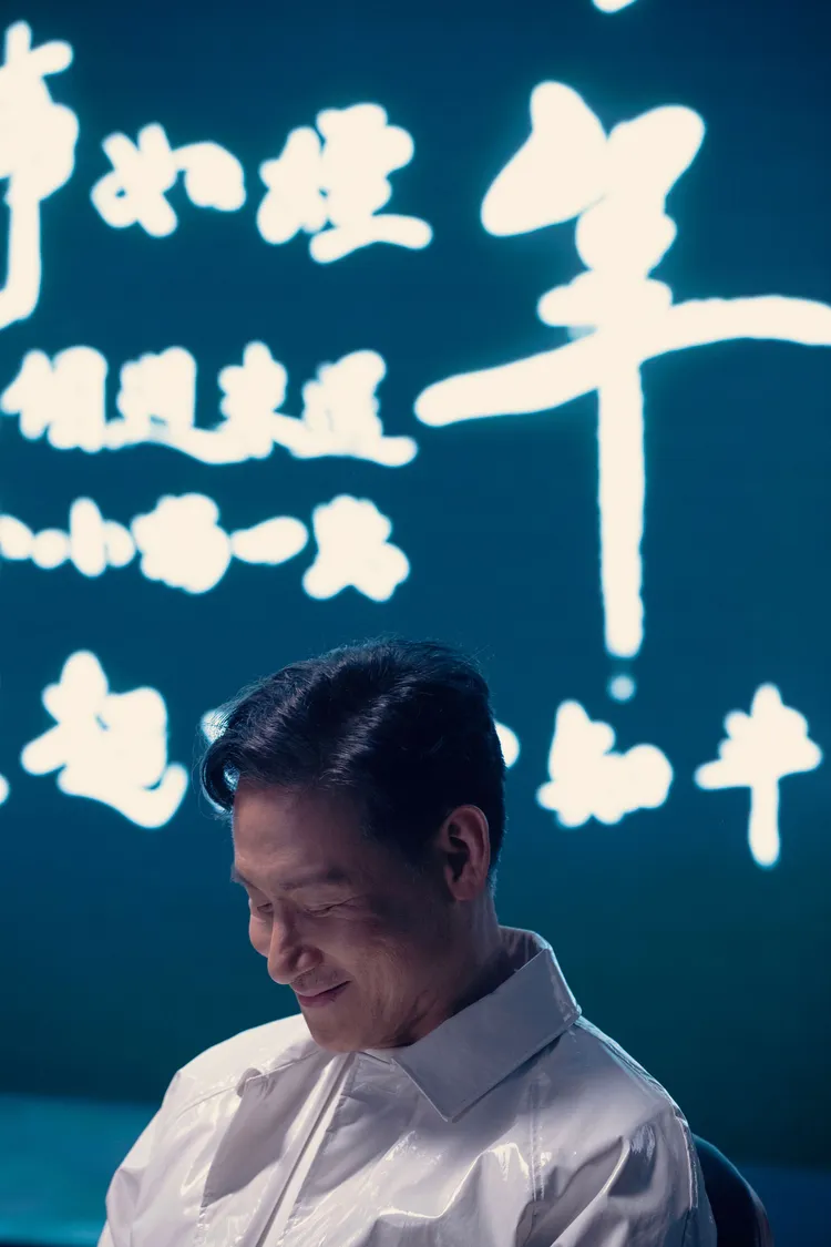 MV開頭學友一人坐在單人椅，望著對面空無一人的座位唱歌，彷彿是自己在跟自己對話。環球音樂提供