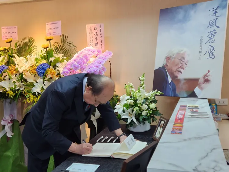 柯建銘在悼念簿上寫下：辜老，您一生的努力必留史冊。施智齡攝