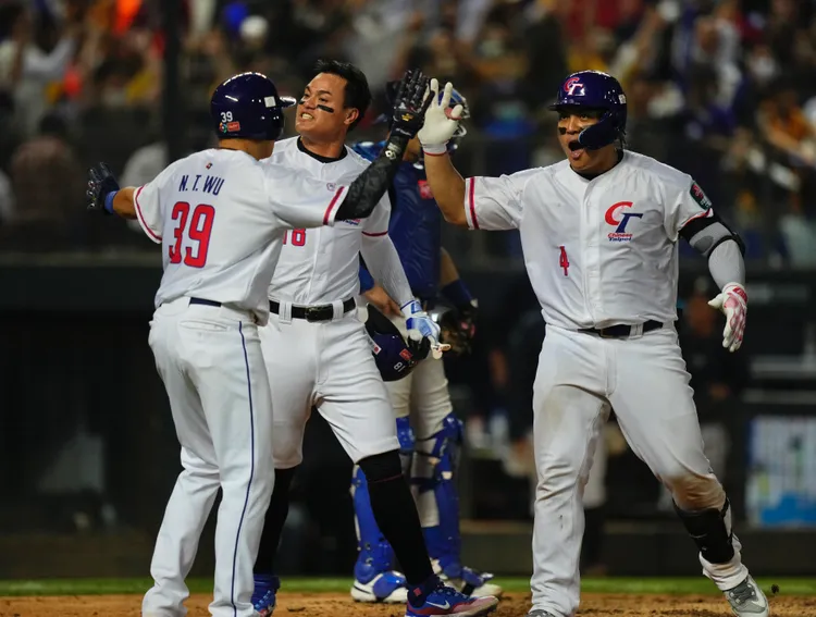 中華隊擊敗義大利，球員歡欣鼓舞。悍創提供