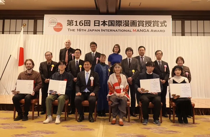 日本外務省舉辦的第16屆國際漫畫獎頒獎典禮2日在東京舉辦,以作品「貓與海的彼端」得優秀獎(銀獎)的台灣漫畫家星期一回收日(前排右1)與得獎者等合照。中央社