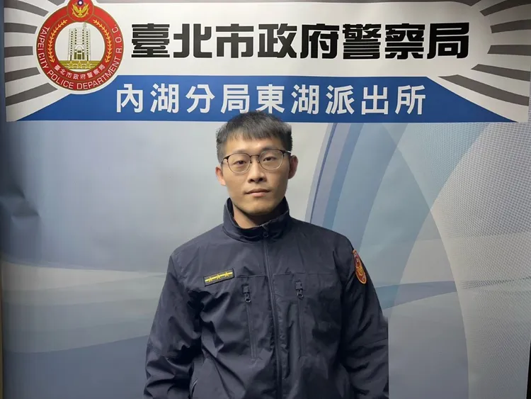 眼尖的內湖分局東湖派出所警員張詠舜，再度逮捕曾被自己拘提過的詐欺車手。翻攝畫面