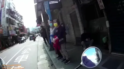 內湖警真神!見到「熟悉背影」 立逮詐欺通緝犯