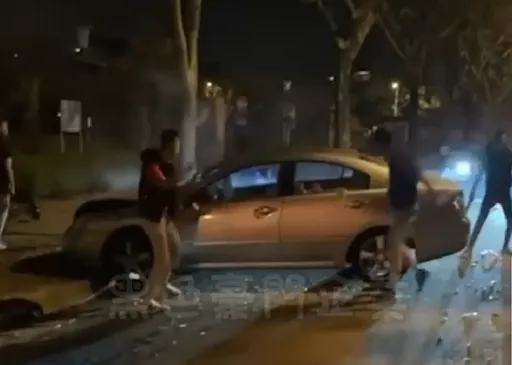 台中大坑驚見囂張黑衣人　當街持棍凶狠砸車！暴力片曝光