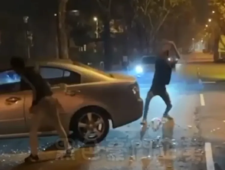 黑衣人不顧來往車輛，繼續凶狠砸車。翻攝黑色豪門企業
