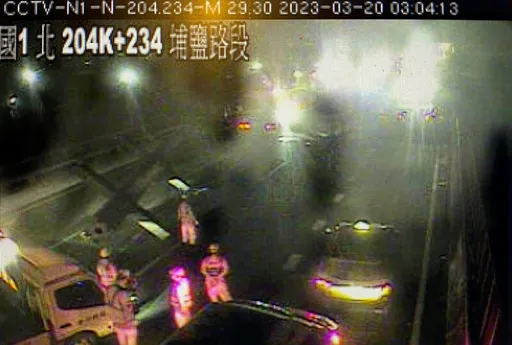 國道凌晨10車連環車禍釀7傷 大型鋼梁掉落占道!全線封閉處理