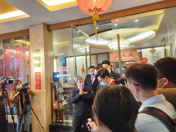 陳建仁餐敘結束後步出餐廳。施智齡攝