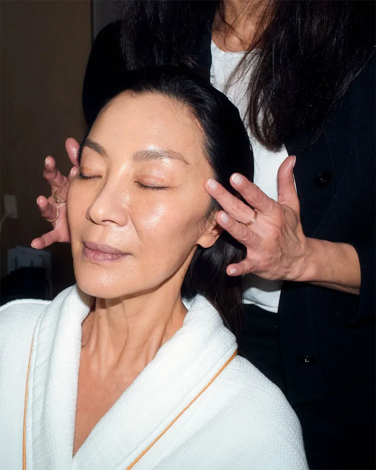 楊紫瓊在典禮前以海洋拉娜搭點妝前保養。品牌提供