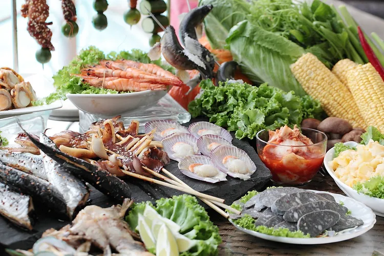 青青食尚-南洋無限燒烤BBQ推出《大手牽小手FUN童樂》專屬活動，活動期間8歲以下小孩由1名以上成人陪同吃飯免錢。業者提供