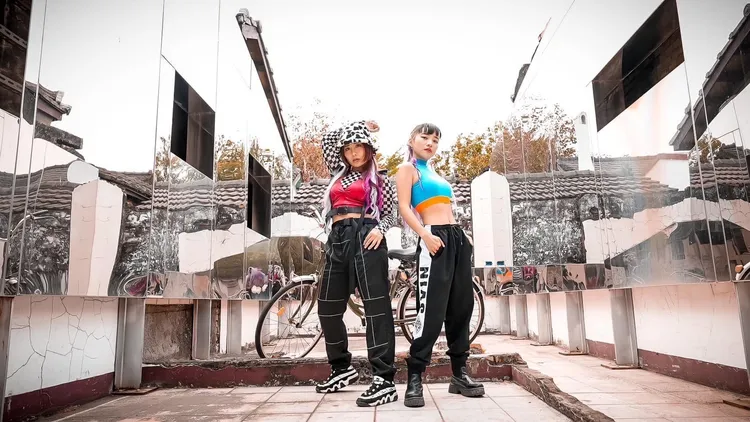 黃捷今客串MV，一身嘻哈風、露出小蠻腰。翻攝黃捷臉書