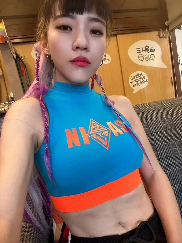 黃捷今客串MV，一身嘻哈風、露出小蠻腰。翻攝黃捷臉書