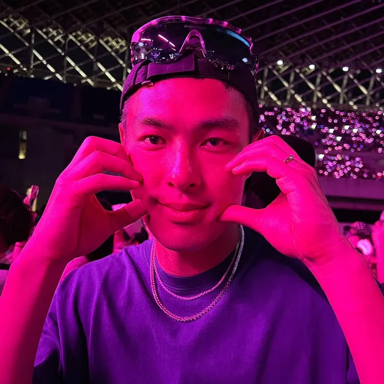 楊祐寧學Lisa比臉頰愛心。翻攝MelindaIG