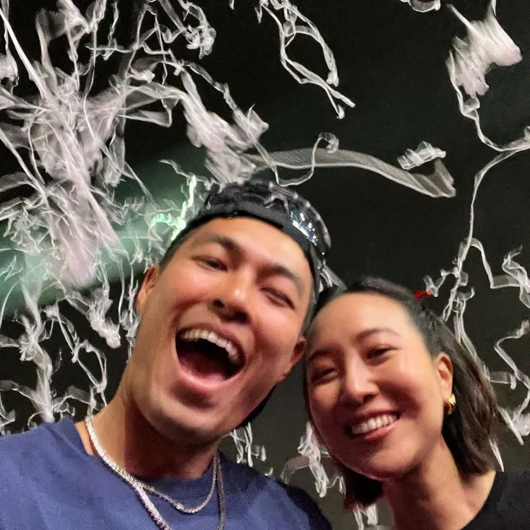 楊祐寧（左）緊黏老婆Melinda享受音樂饗宴。翻攝楊祐寧IG