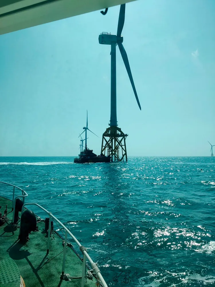 平台地點距離岸邊甚遠，加上平台頗高，一般人不太可能爬得上去。翻攝畫面