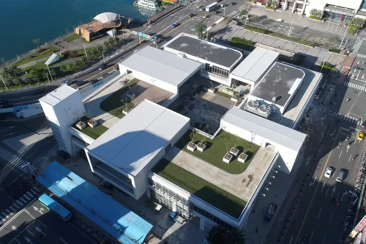 位在東岸商場E-SQUARE頂樓，擁有全台唯一空中海景跑道的東岸商場。翻攝畫面