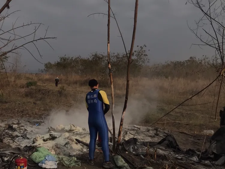 輕航機墜毀後起火，只剩殘骸。民眾提供