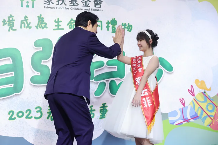 賴清德勉勵得獎自強兒少。府提供