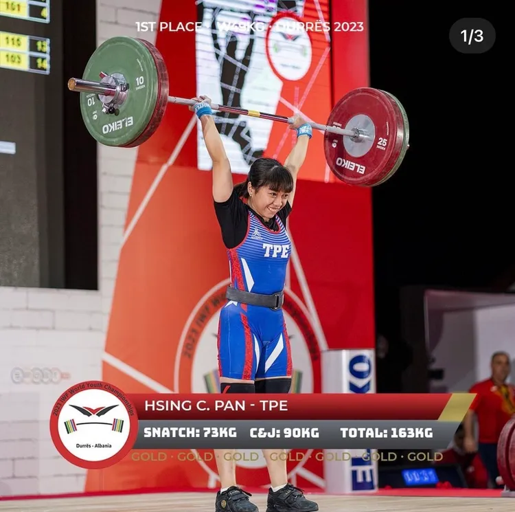 高雄市路竹高中二年級生潘幸甄今在2023年世界青少年舉重錦標賽中勇奪金牌。讀者提供