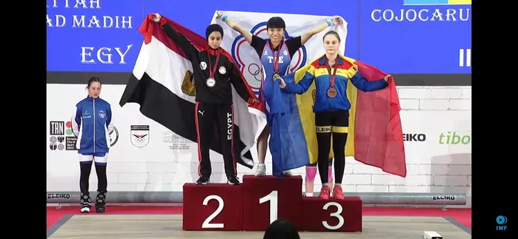 高雄市路竹高中二年級學生潘幸甄（中）今在2023年世界青少年舉重錦標賽中勇奪金牌。讀者提供