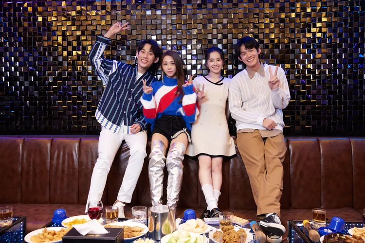 MV邀請新生代演員徐鈞浩、盧以恩跟余杰恩，與艾薇一起詮釋「友達以上、戀人未滿」的狀態。環球音樂提供