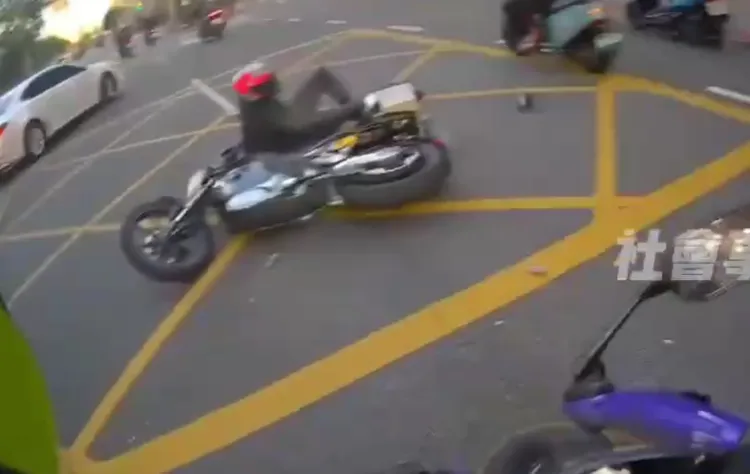 騎士遭撞倒地所幸僅擦傷。翻攝自社會事交通版