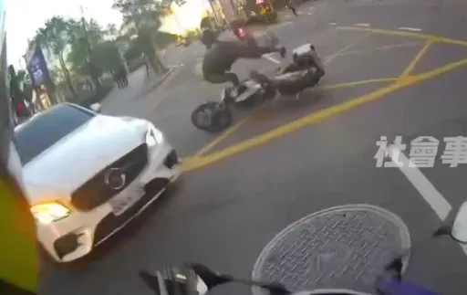 賓士女駛出停車場竟「逆向轉彎」　影片曝光！倒楣騎士慘遭撞飛