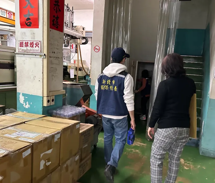 稽查人員全面稽查塔寮坑溪附近廠商，發現金屬製造業產出廢油未依規定提送廢棄物清理計畫書，印刷與鑄造業者沒有排放許可證。環保局提供，