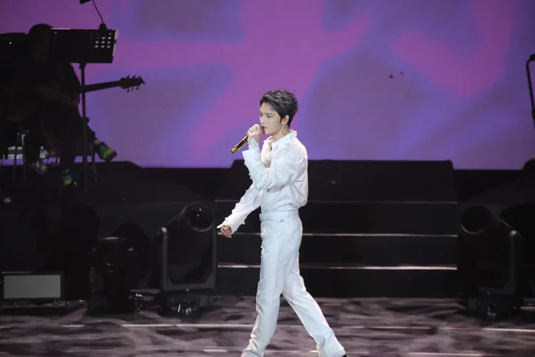 金在中走了舞台一圈，開玩笑嗆粉絲老了。崢嶸歲月香港娛樂／希林國際提供