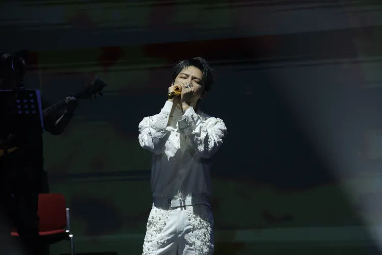 金在中陶醉在歌曲中。崢嶸歲月香港娛樂／希林國際提供