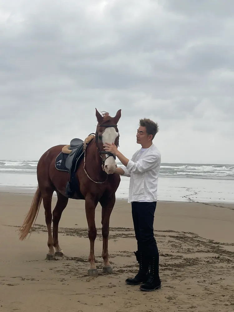 任賢齊與馬兒培養感情。相信音樂提供