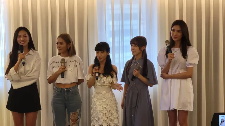 林采緹（左起）、鮪魚、花花、安柏與潘映竹談近況。葉文正攝