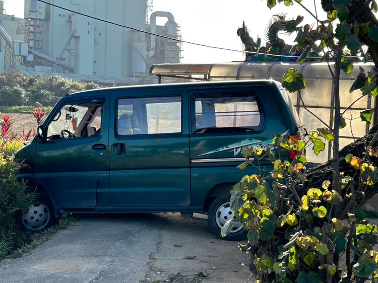 車輪卡在土泥堆中。大園警分局提供