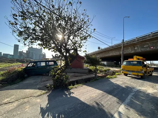 老翁開車閃狗衝進草叢堆　車輛動彈不得警急救援