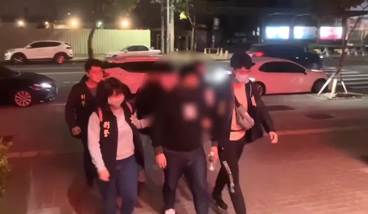 警方逮捕賓士車上的詐騙集團成員。讀者提供