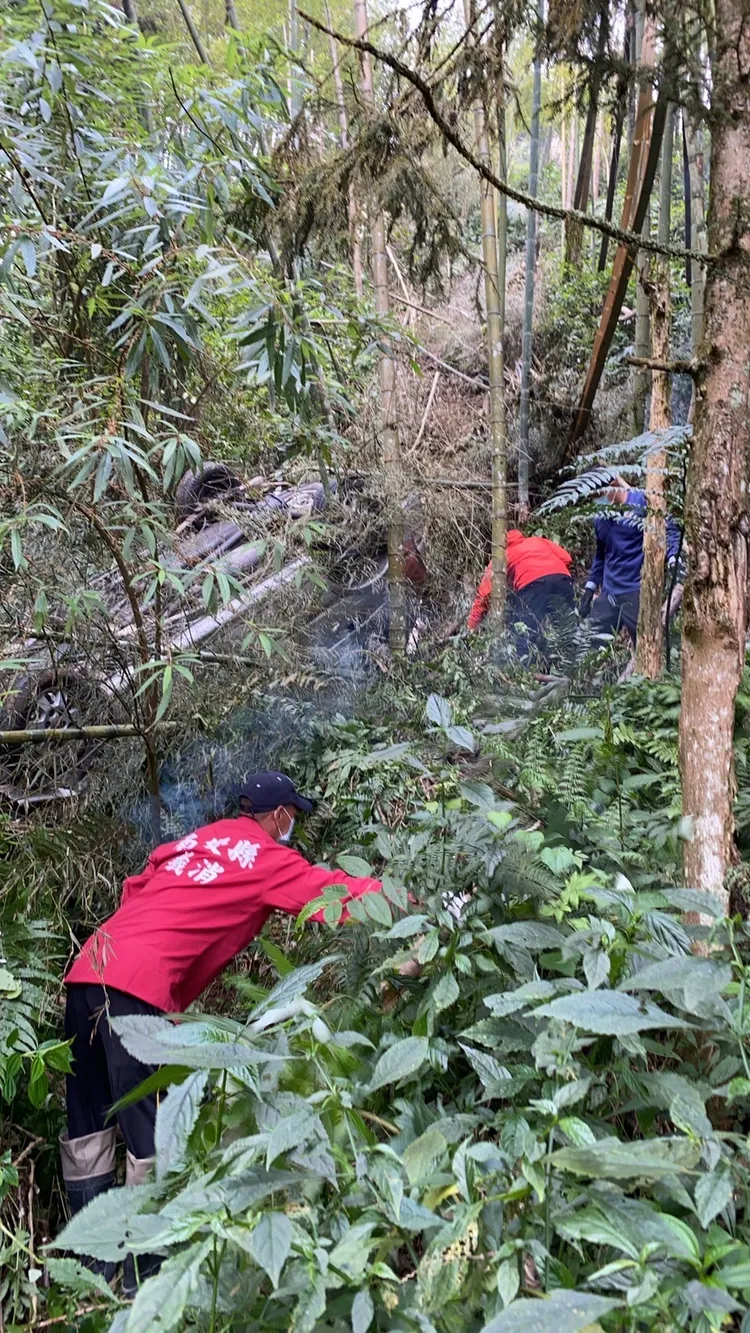 警消下切茶園邊坡發現陳姓夫妻車子。民眾提供
