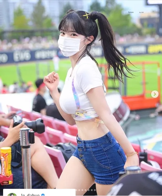 球團後援會就傳出反對她的聲浪，認為她鋒頭健過球員，有人甚至是來看她而不是來看球。引自李多慧IG