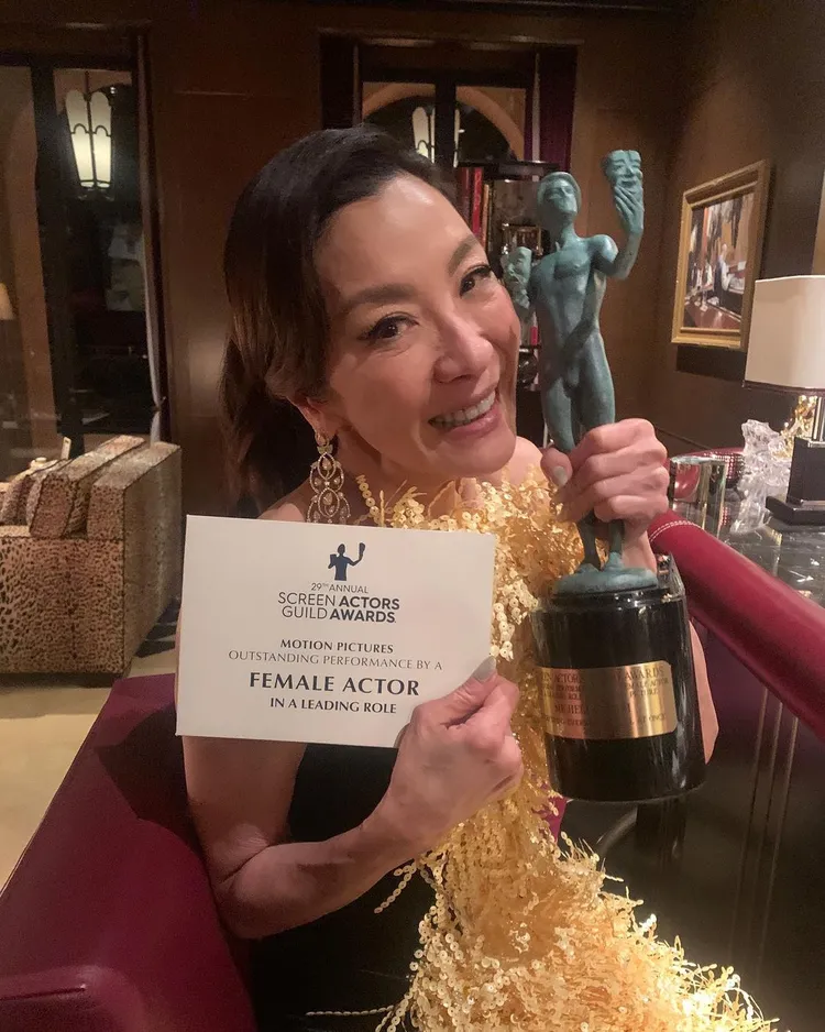 楊紫瓊奪奧斯卡影后，成為首位亞裔與華裔金獎影后。翻攝自楊紫瓊