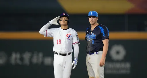 張育成敲關鍵2分砲為何要「敬禮」? 這是一個很長的故事....