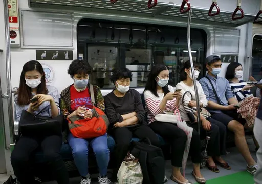 口罩鬆綁首日! 南韓通勤族不脫罩:不戴怪怪的