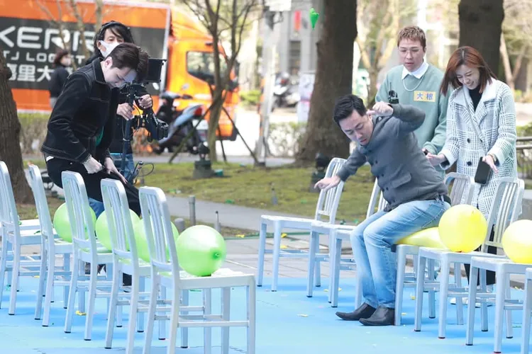 艾翔（右三）本月初才參加胡瓜節目，坐氣球比賽玩得很開心。翻攝最強綜藝秀臉書