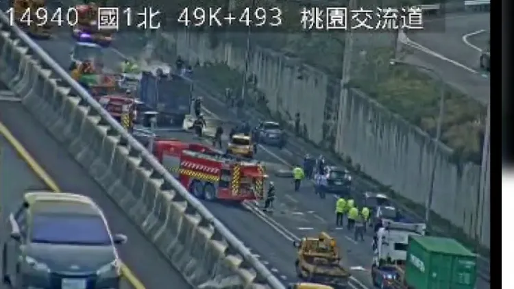 國1南下桃園路段今下午發生多車追撞，其中一部聯結車起火燃燒。翻攝畫面