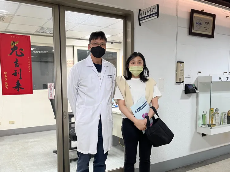 王婦女兒向鑑識中心警務正蘇愷安致謝。新北市警局提供
